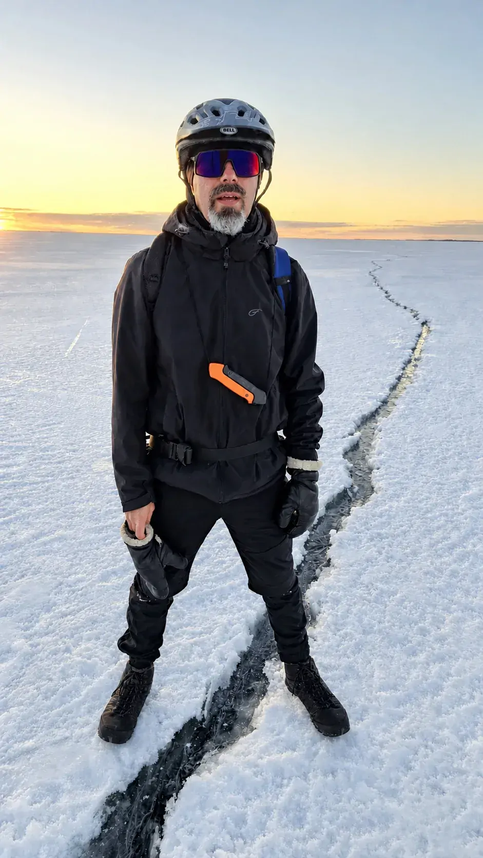 Tero jäätyneellä merellä kuvauskalusto kypärässään