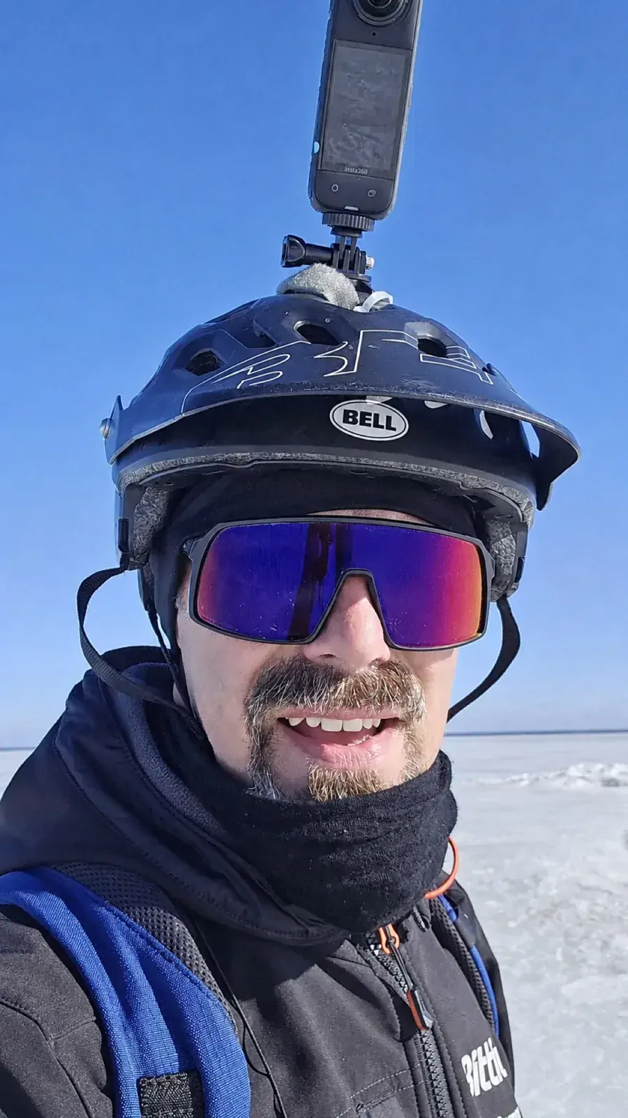 Hymyilevä Tero pyöräilykypärässä jäätyneellä merellä